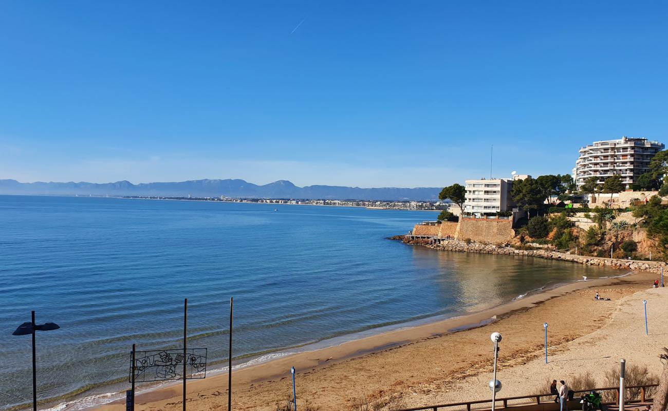 Photo de Platja dels Capellans avec sable brun de surface