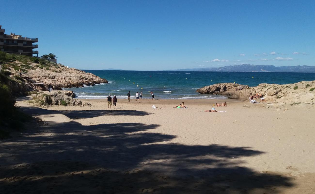 Photo de Cala Font avec sable brun de surface