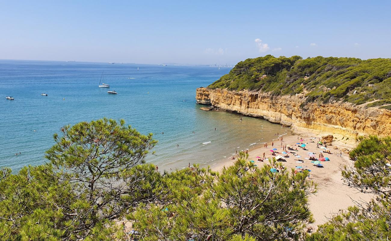 Photo de Cala Fonda avec sable beige de surface