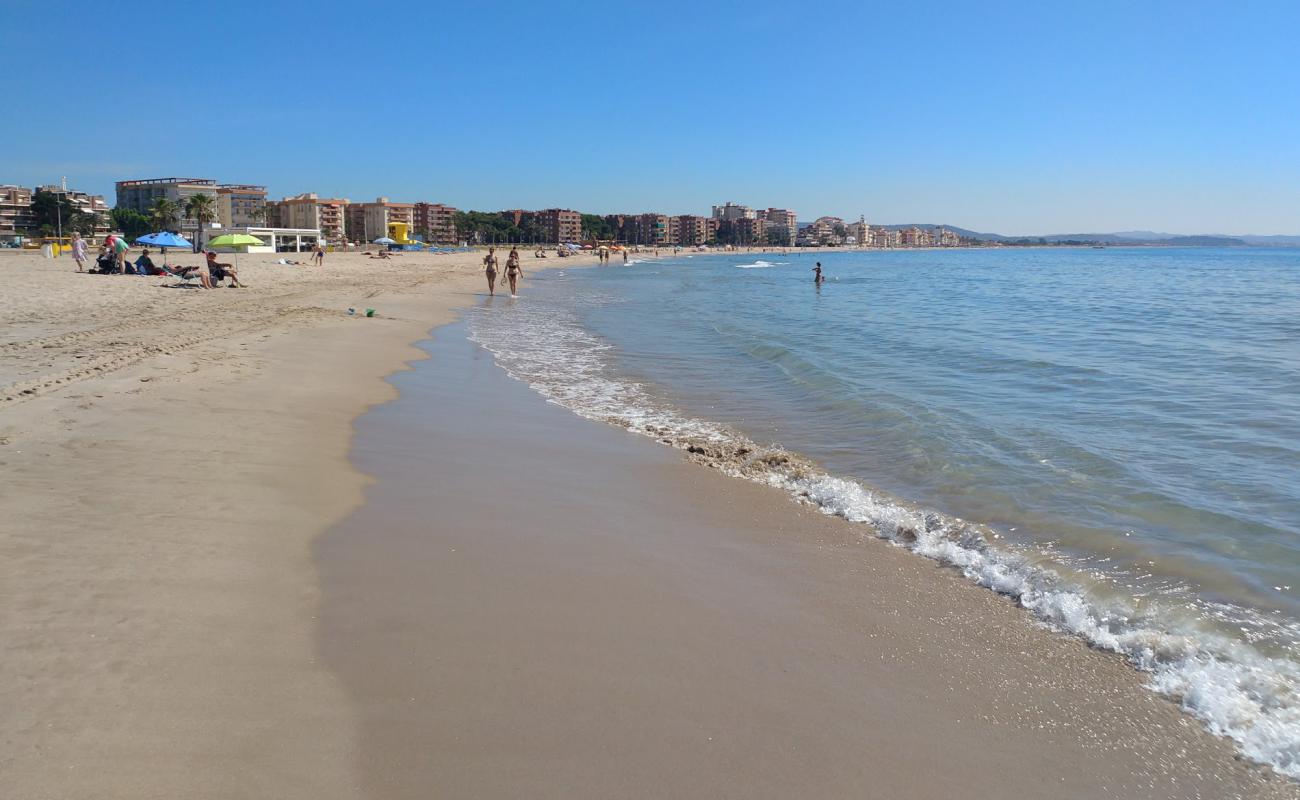 Photo de Platja de La Paella avec sable beige de surface