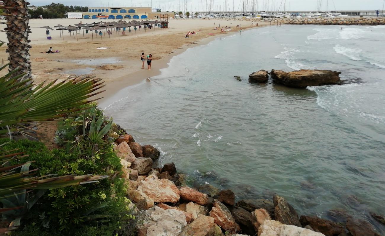 Photo de Platja de la Pallisseta avec sable brun de surface