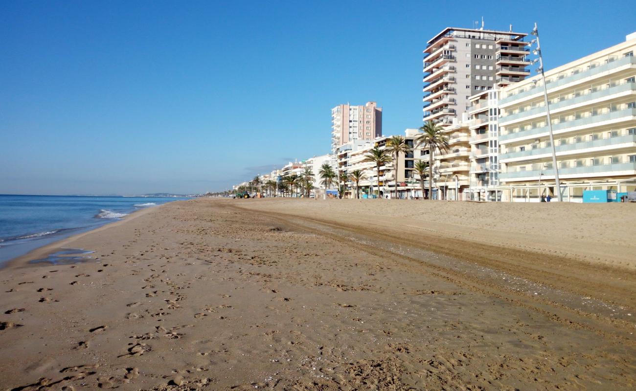 Photo de Plage de Calafell avec sable brun de surface