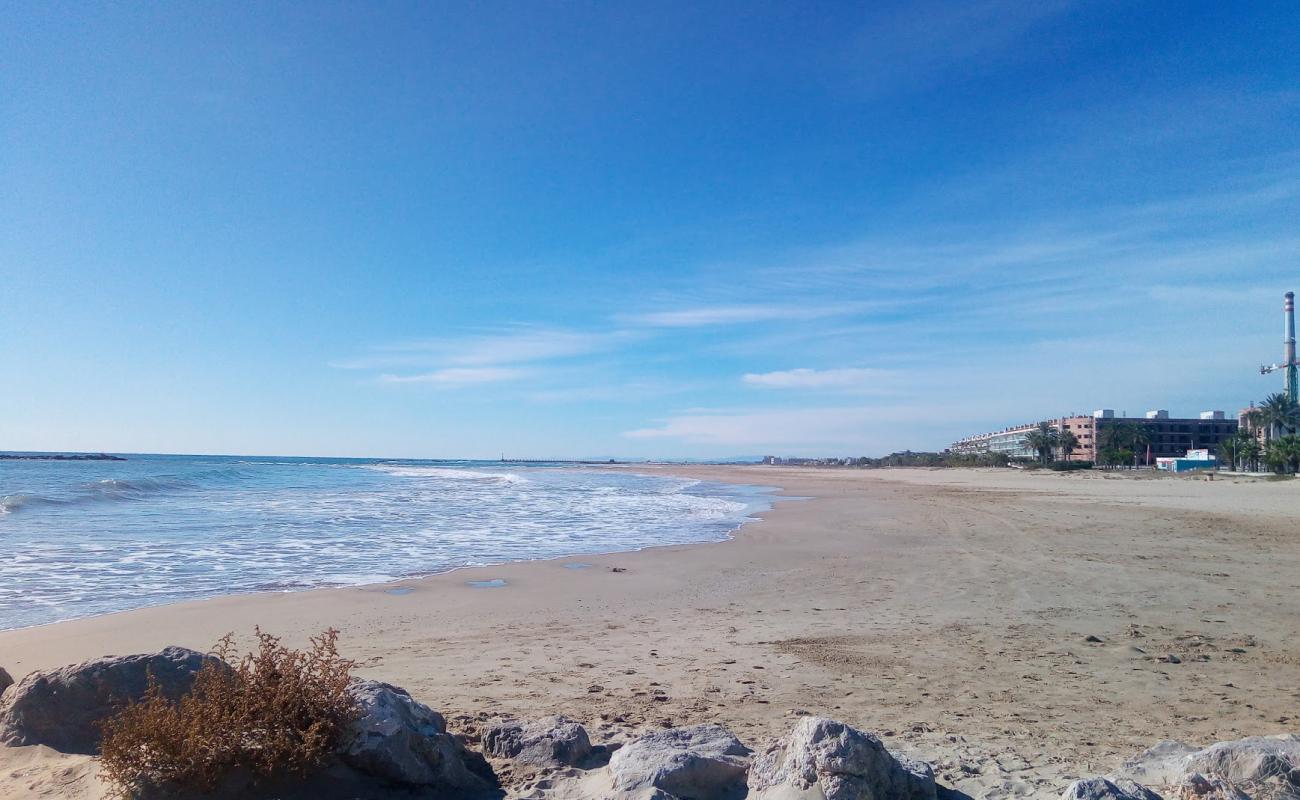 Photo de Platja Mota de Sant Pere avec sable brun de surface