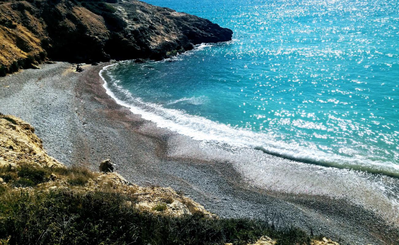 Photo de Playa del Muerto avec sable noir avec caillou de surface