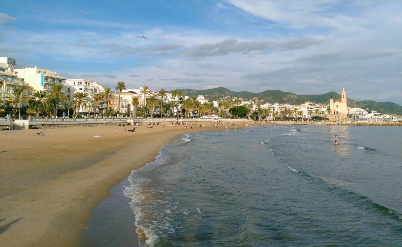 Photo de Playa de Sitges avec sable beige de surface
