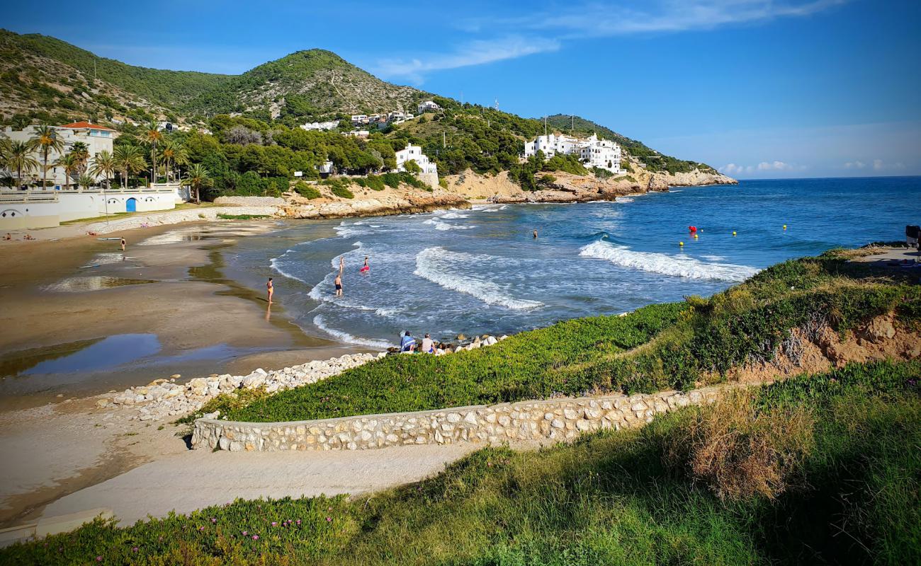 Photo de Playa De La Marina avec sable brun de surface