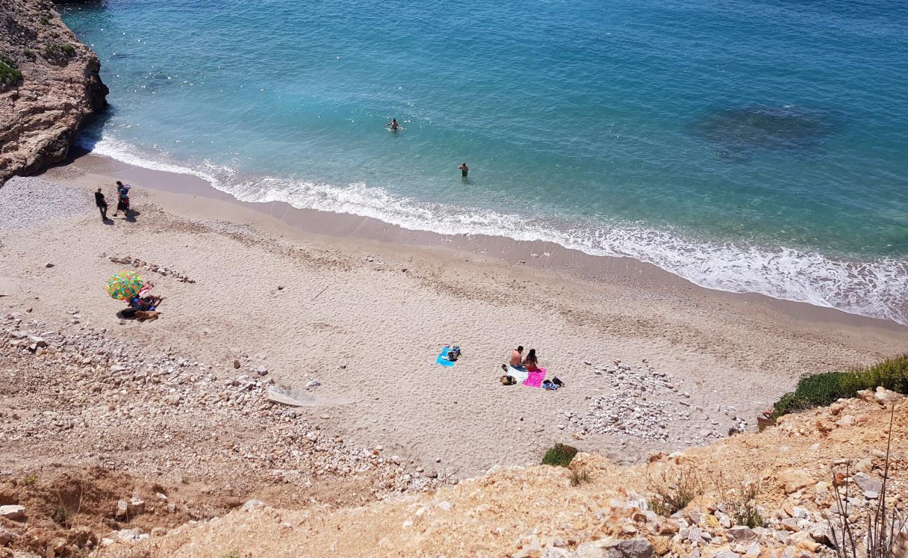 Photo de Playa de Pebre avec sable gris & rochers de surface