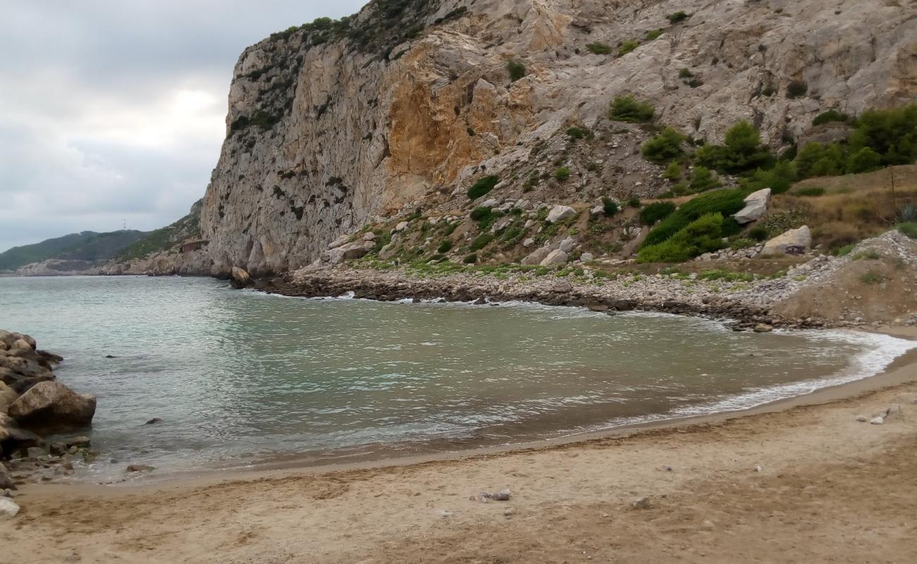 Photo de Platja La Falconera avec sable noir & galets de surface