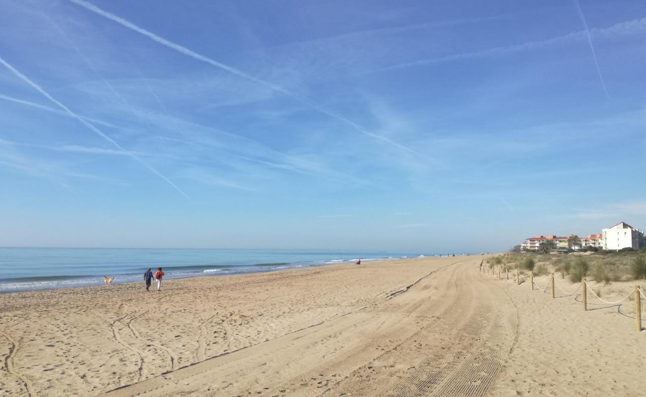 Photo de Plage de Gava avec sable brun de surface