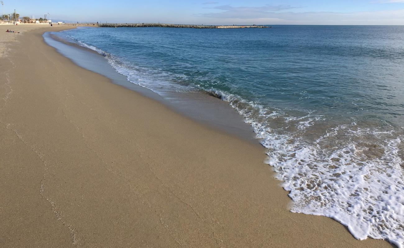 Photo de Plage de Bogatell avec sable beige fin de surface