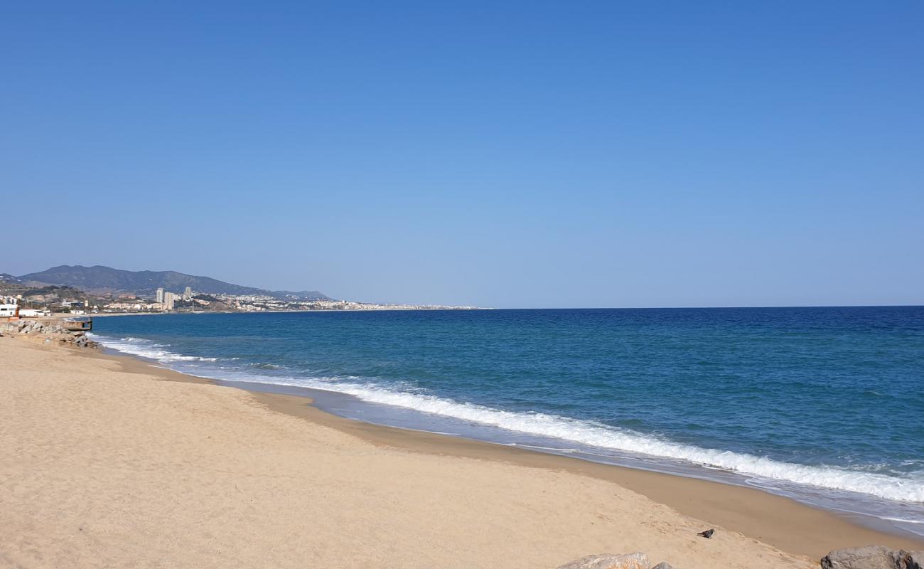 Photo de Plage de Badalona avec sable lumineux de surface