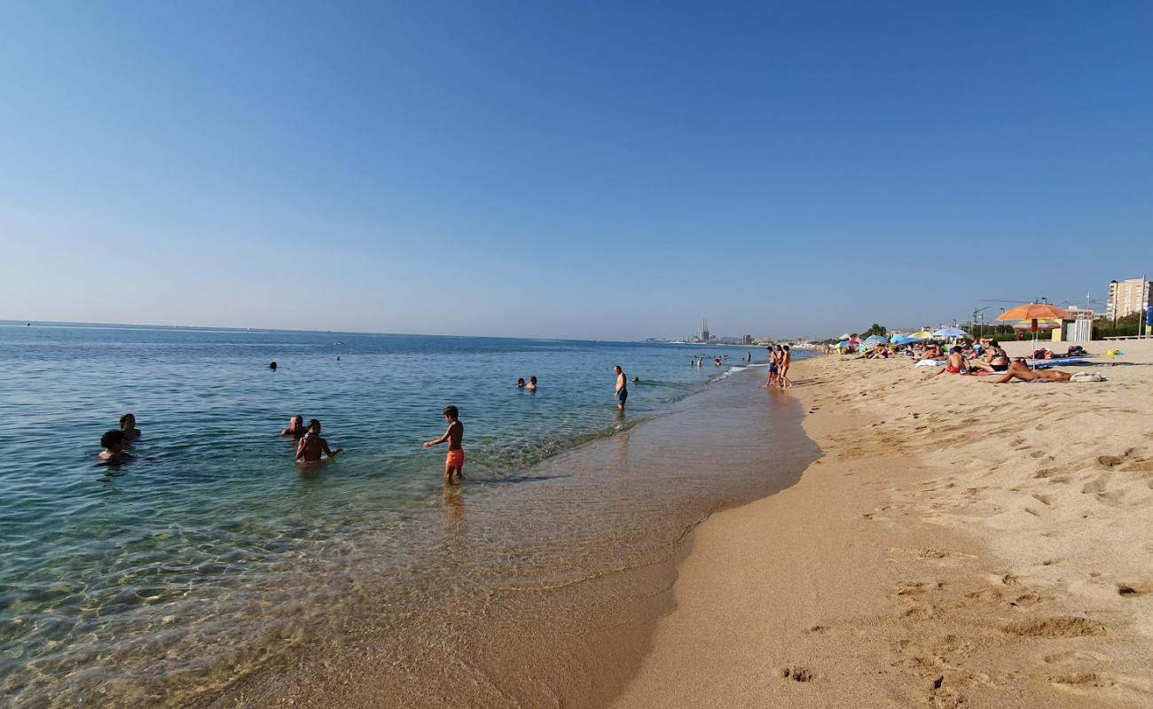 Photo de Platja de la Barca Maria avec sable beige de surface