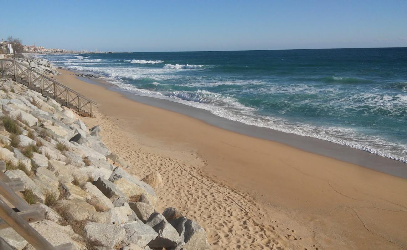 Photo de Plage de Montgat avec sable lumineux de surface