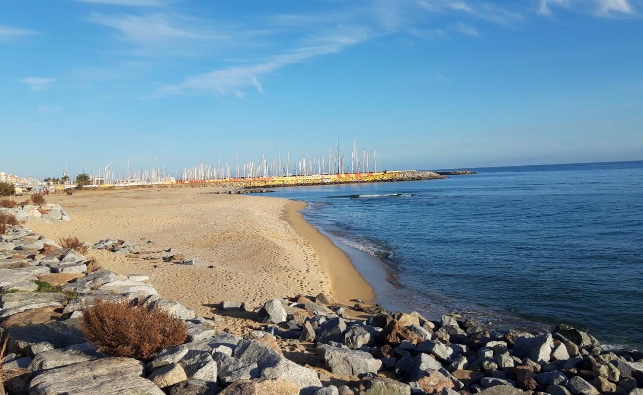 Photo de Platja Del Masnou avec sable lumineux de surface