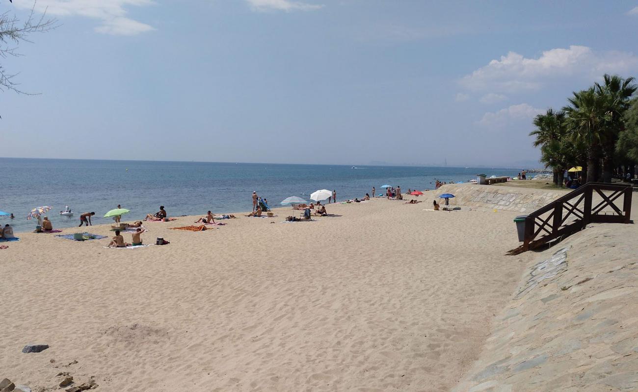 Photo de Platja Pla de l'Os avec sable beige de surface