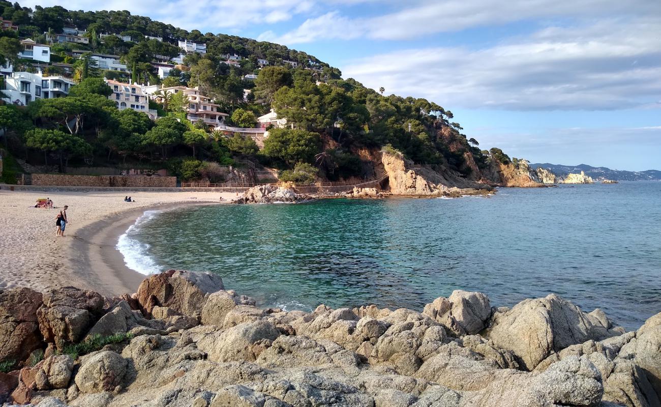 Photo de Plage de Cala Bona avec sable fin et lumineux de surface