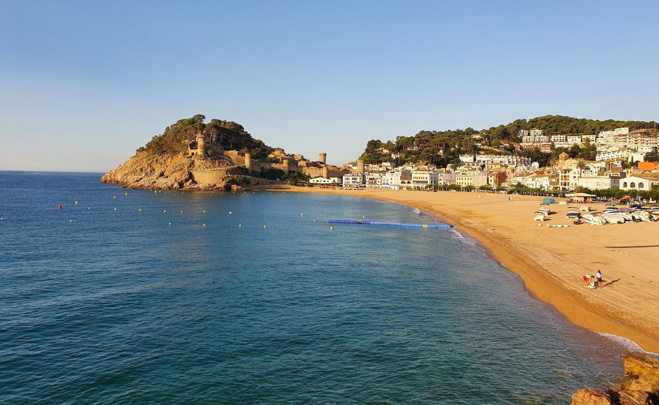 Photo de Plage de Tossa de Mar avec sable coquillé beige de surface