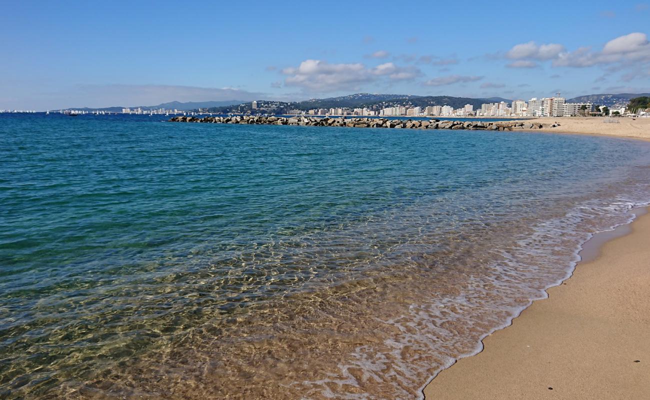 Photo de Plage de Palamos avec sable lumineux de surface