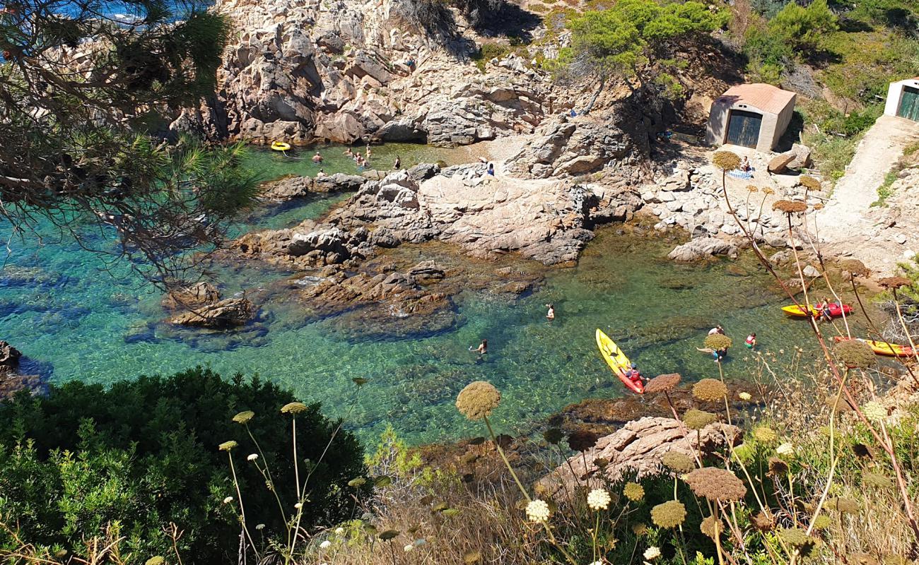 Photo de Cala dels Canyers avec sable brillant et rochers de surface