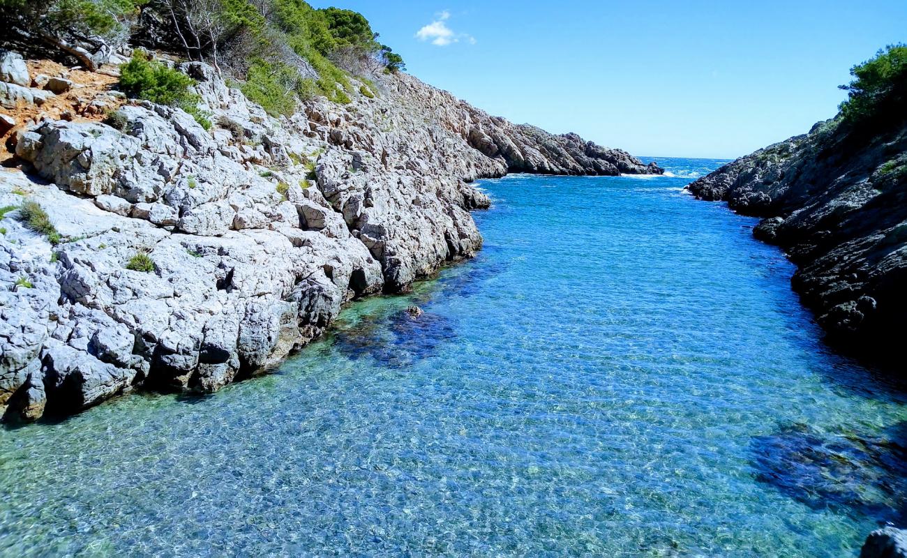 Photo de Cala Pedrosa avec petits galets gris de surface