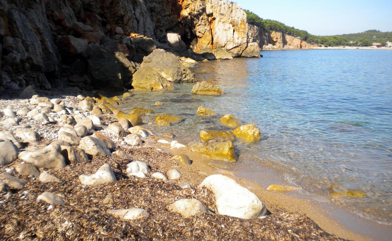 Photo de Cala Donzell avec sable brillant et rochers de surface