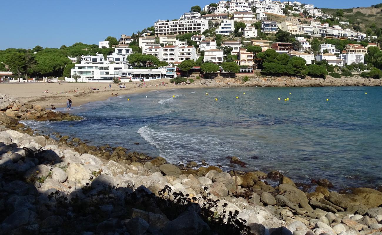 Photo de Cala Montgo avec sable lumineux de surface