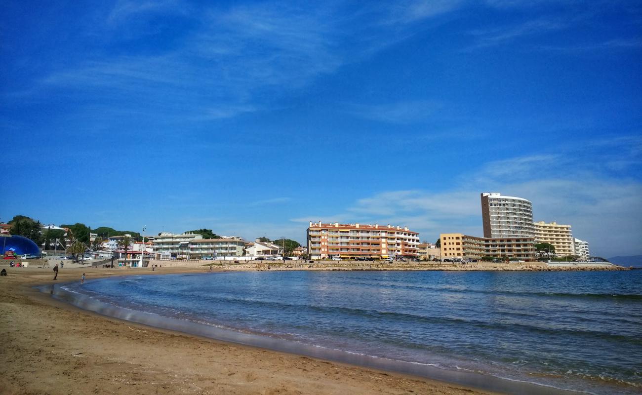 Photo de Platja de Riells avec sable fin marron de surface