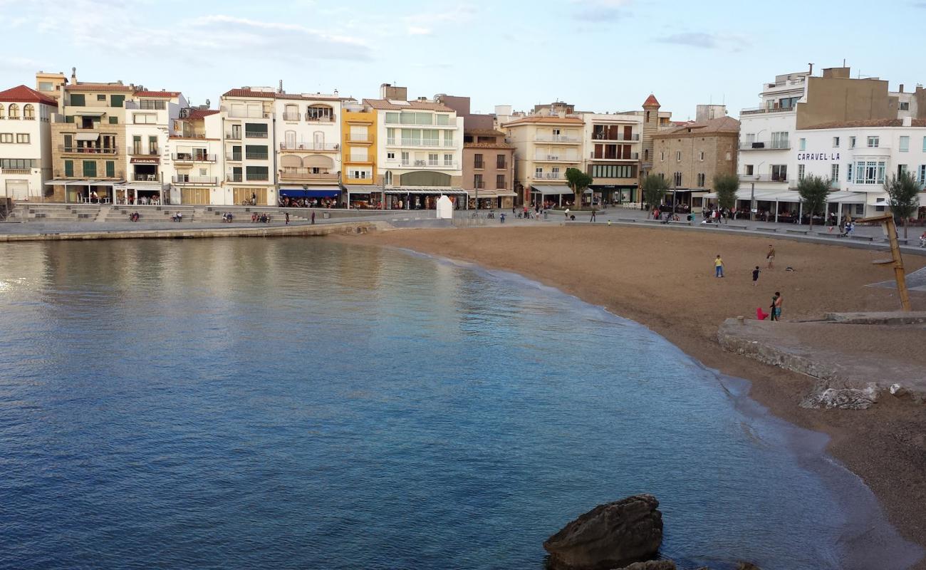 Photo de Platja de l'Escala avec sable fin marron de surface