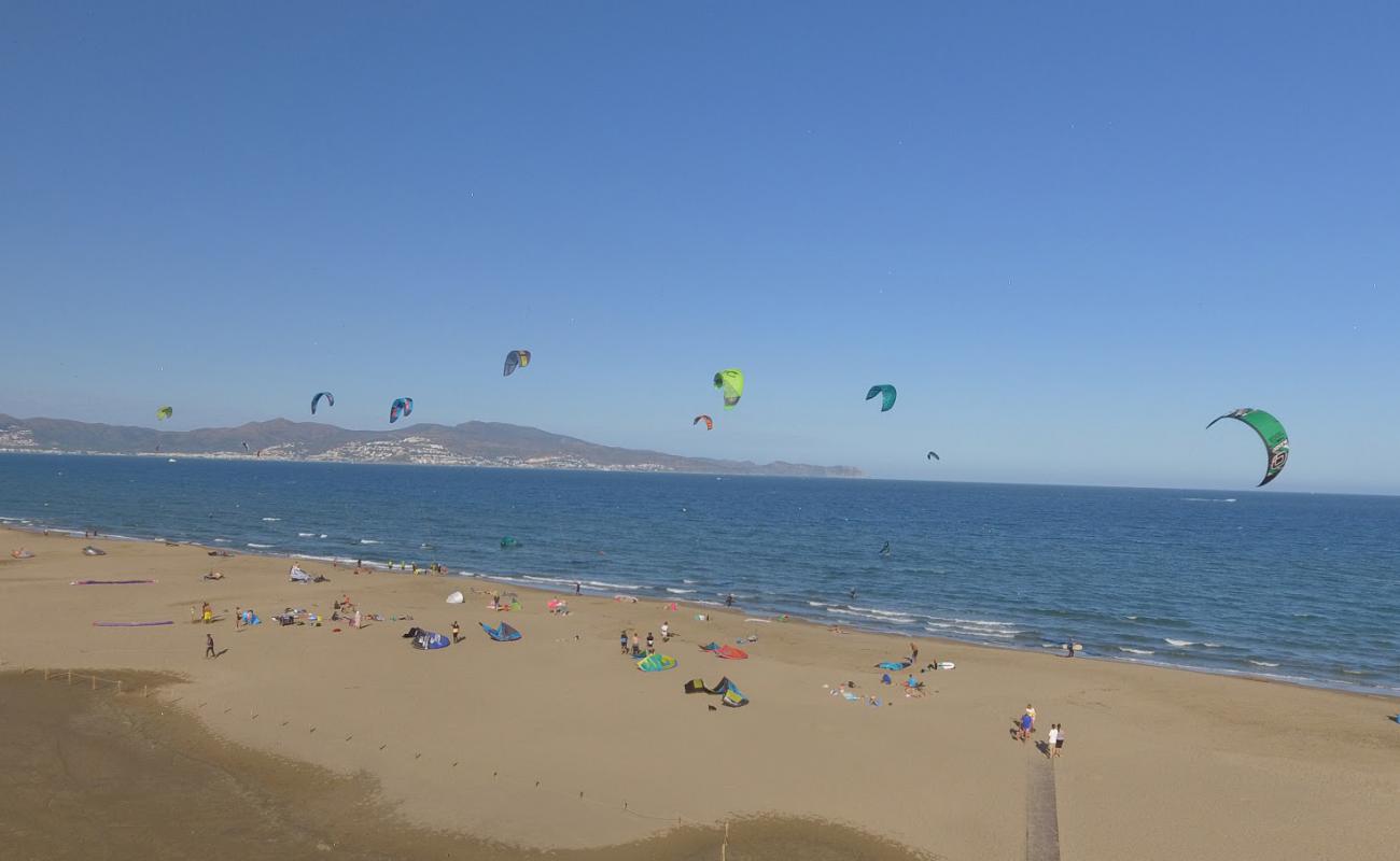 Photo de Platja de Can Martinet avec sable beige fin de surface