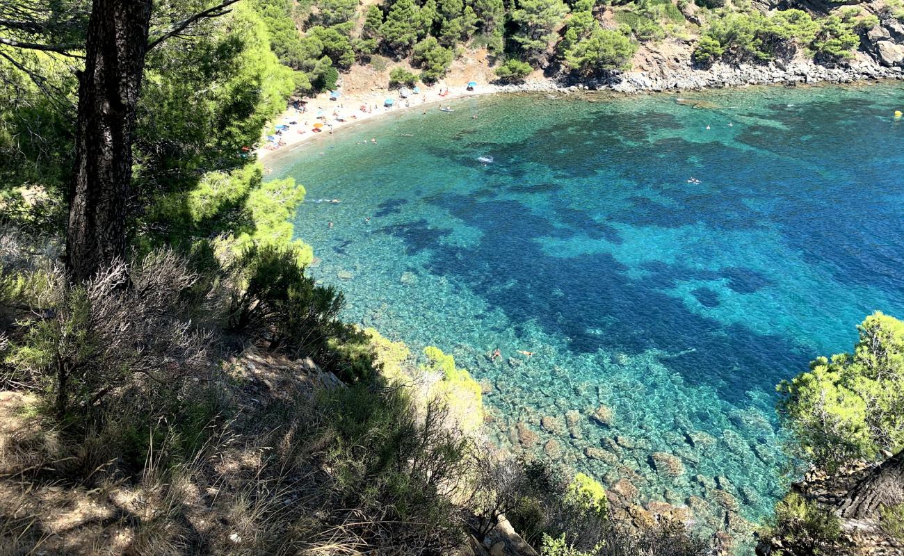Photo de Cala Rostella avec galets bruns de surface