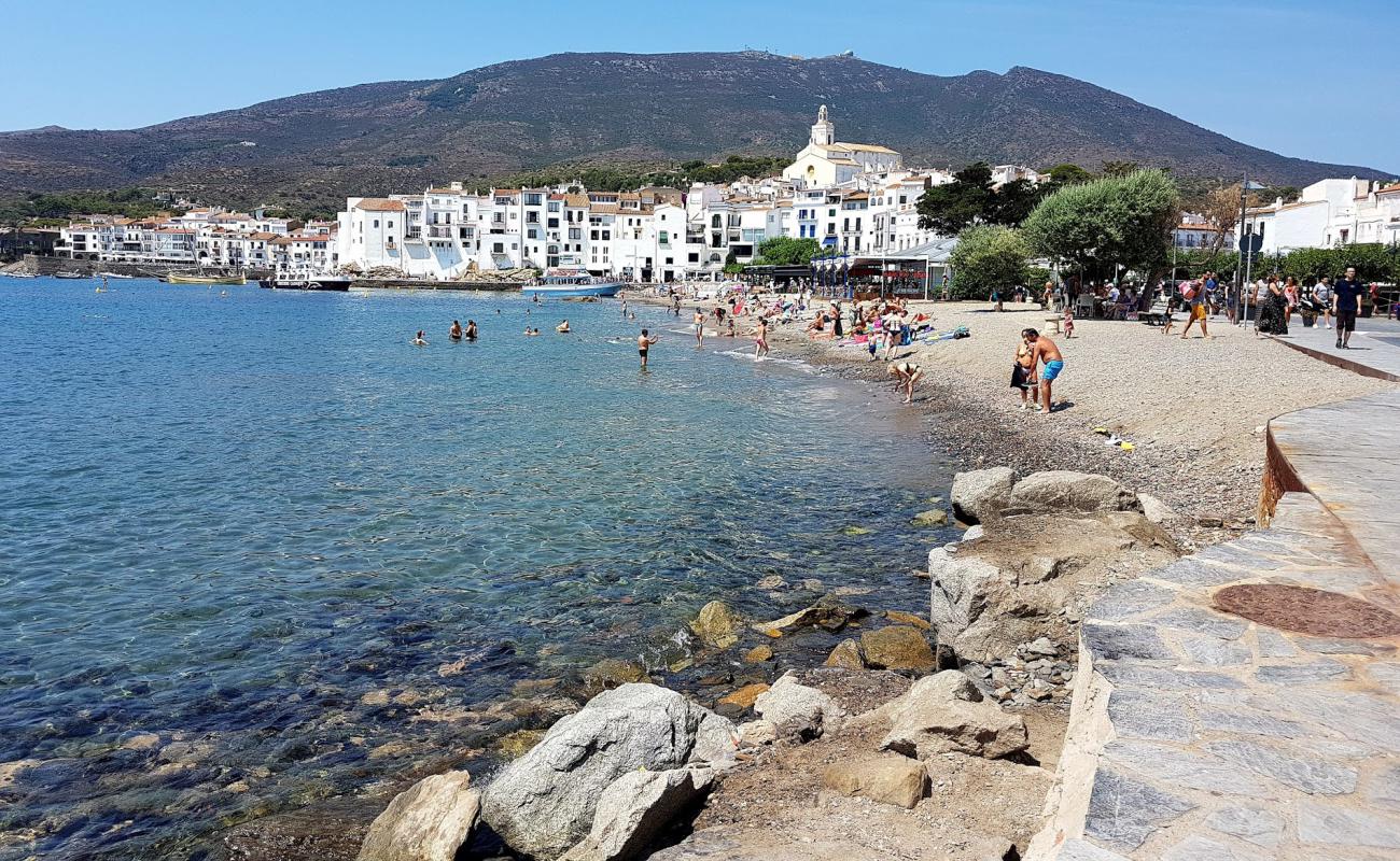 Photo de Platja Gran y Esportal avec petits galets gris de surface
