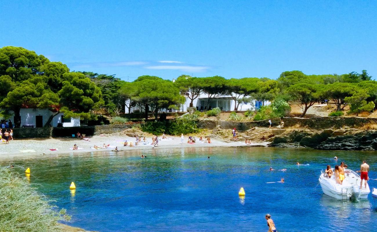 Photo de Platja d'en Pere Fet avec sable beige & galets de surface