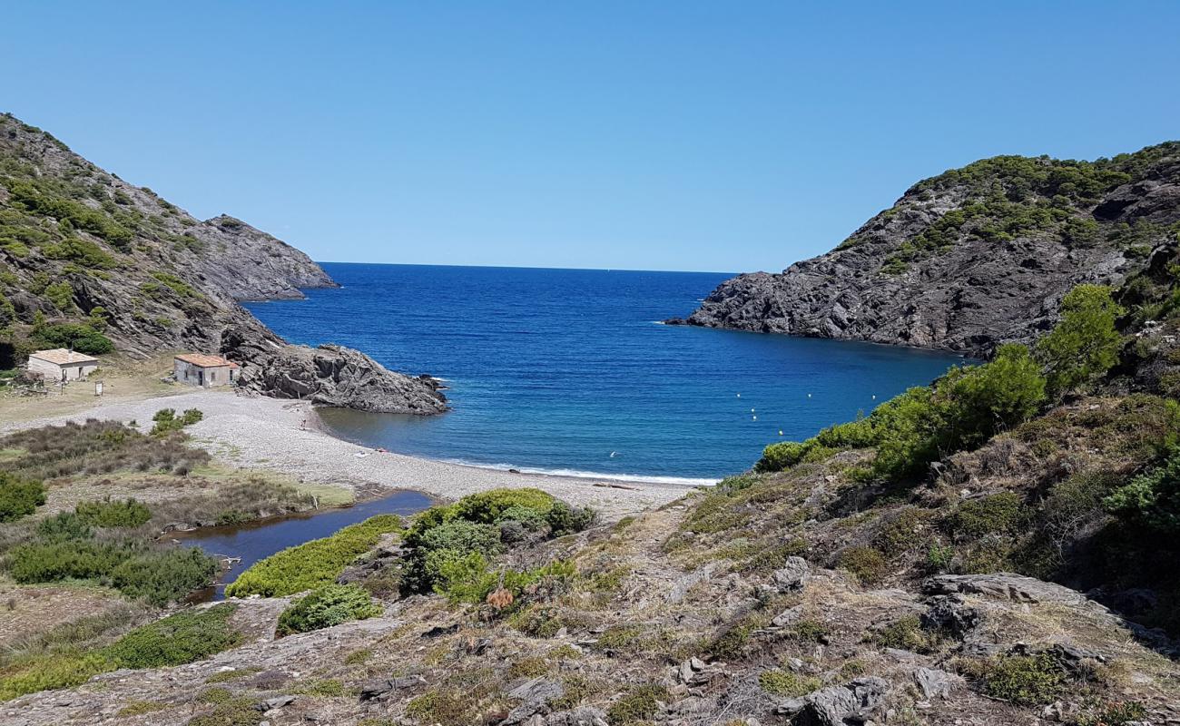 Photo de Cala Tavallera avec petits galets beige de surface