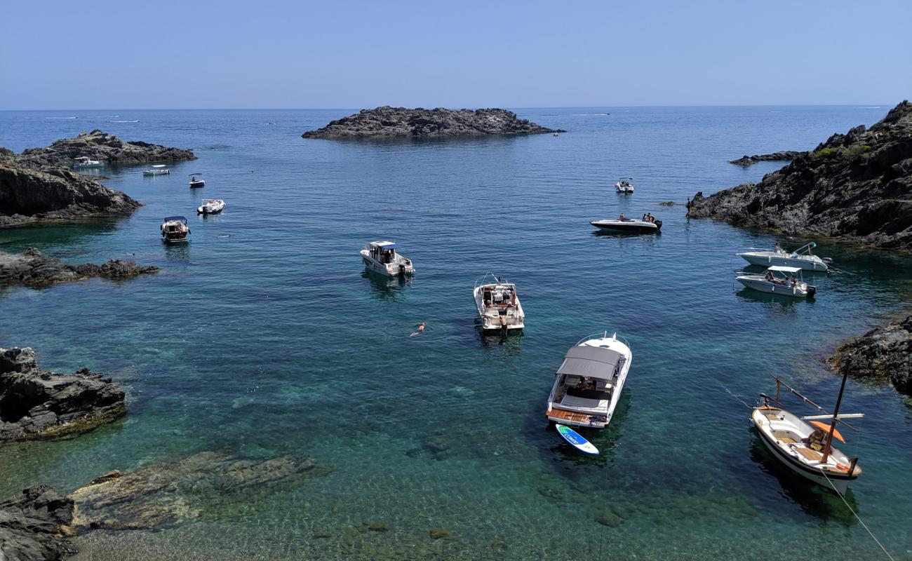 Photo de Beach Cala Galera avec petits galets beige de surface
