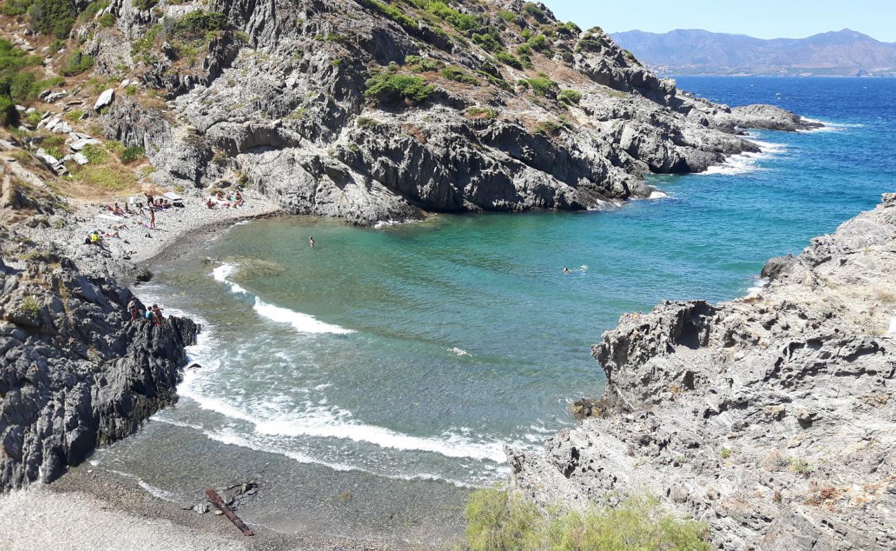 Photo de Cala Fornells avec galets gris de surface
