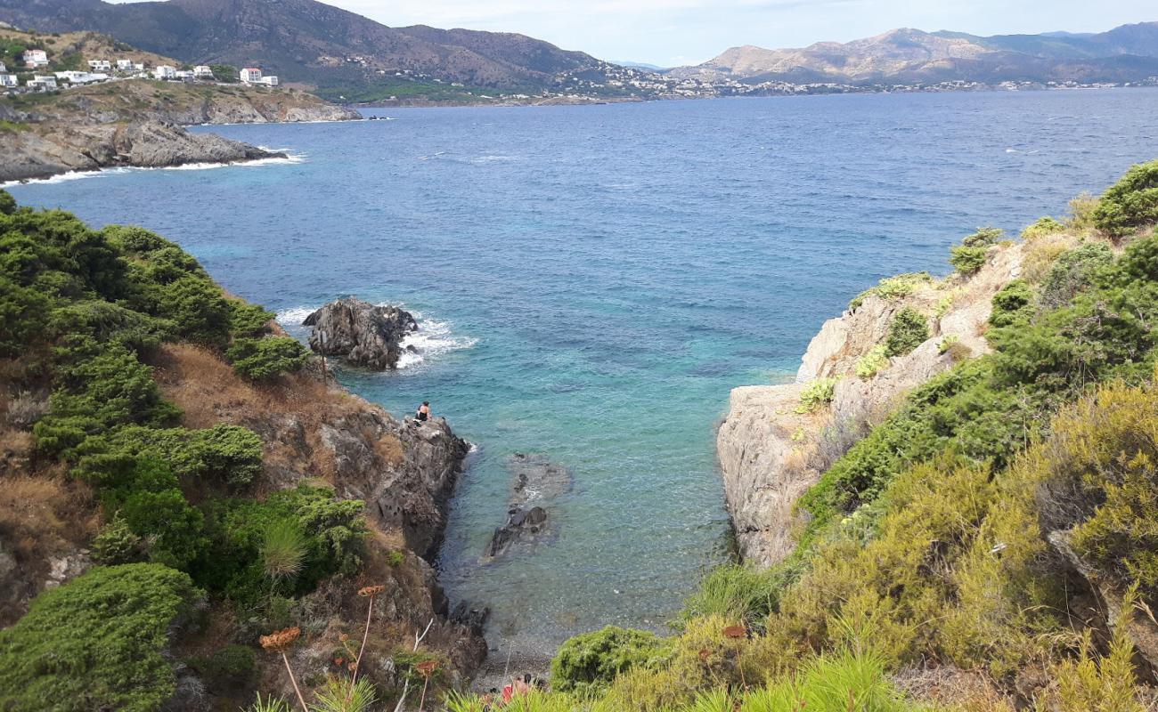 Photo de Cala Cativa avec petits galets gris de surface