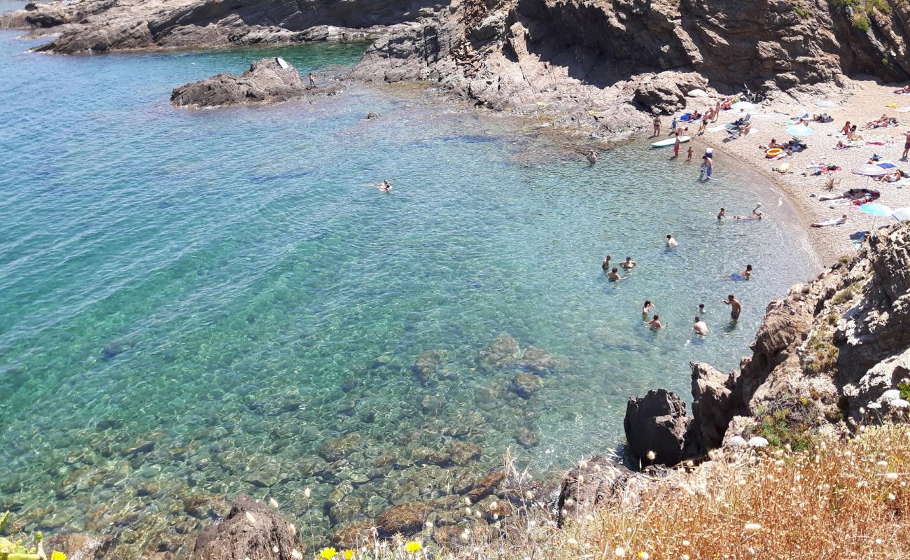 Photo de Platja d'en Belleu avec petits galets gris de surface