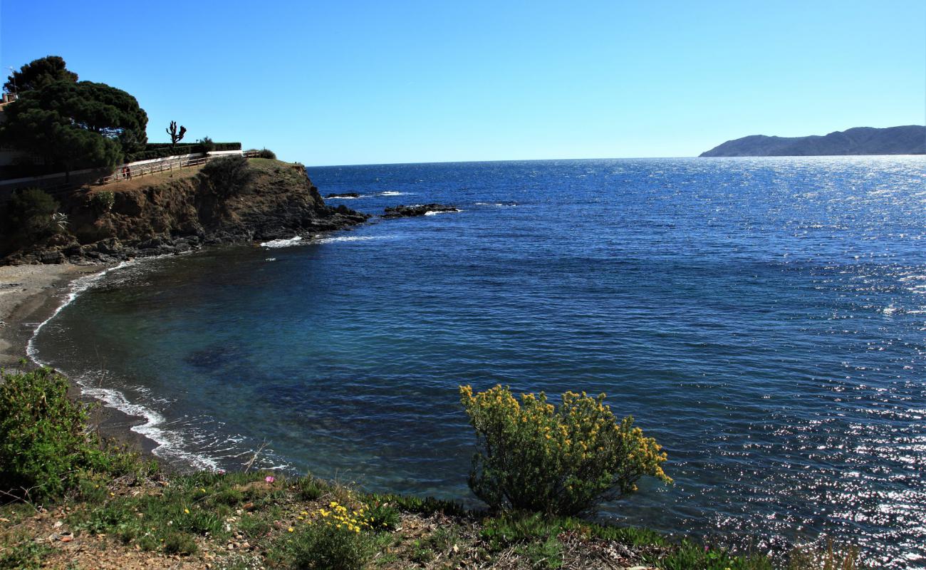 Photo de Platja El Morer avec petits galets gris de surface