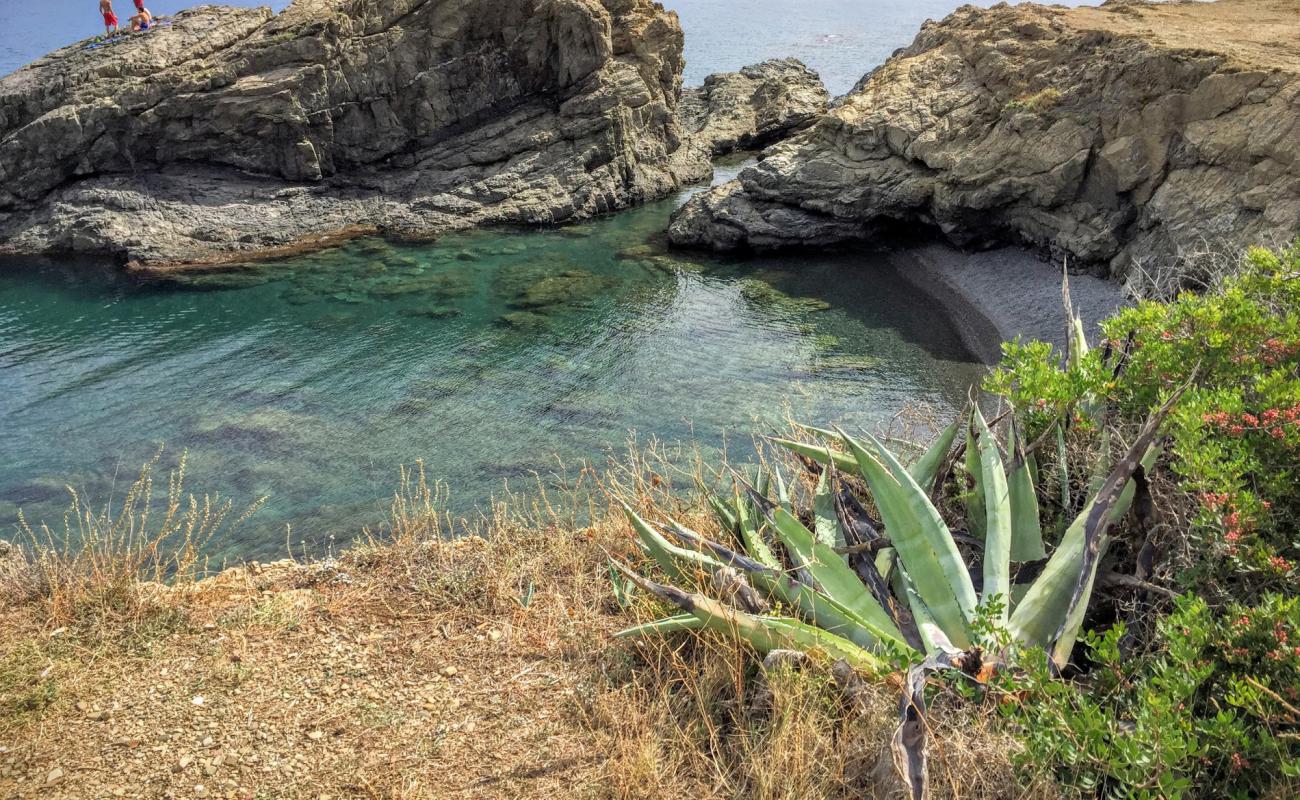 Photo de Cala Bramant avec petits galets gris de surface