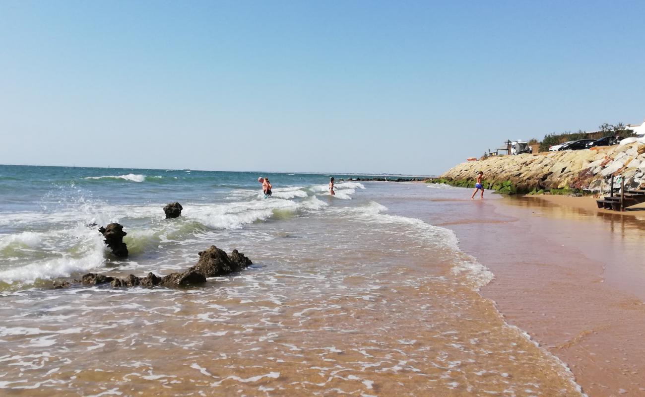 Photo de Montijo beach avec sable brun & rochers de surface