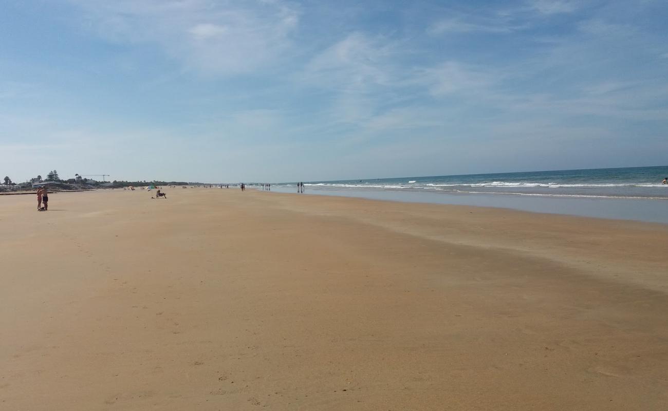 Photo de Playa de las Tres Piedras avec sable lumineux de surface