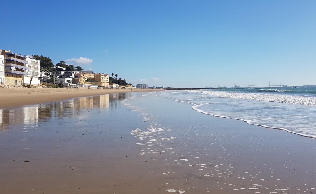 Photo de Playa de Fuentebravia avec sable fin et lumineux de surface