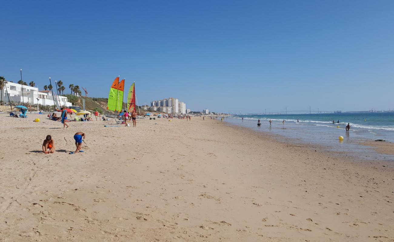 Photo de Playa de las Redes avec sable fin et lumineux de surface