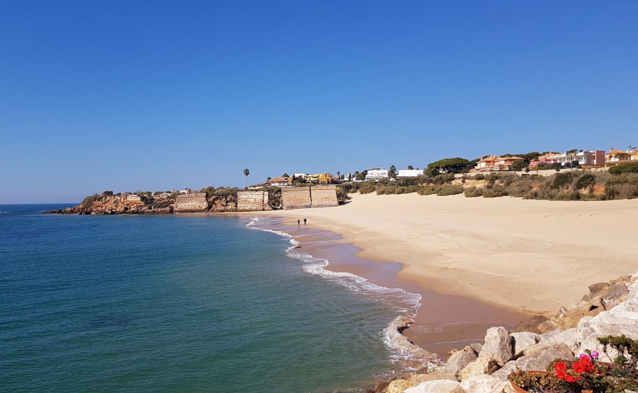 Photo de Playa de la Muralla avec sable fin et lumineux de surface