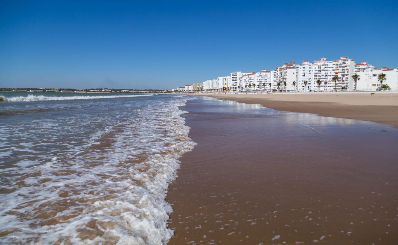 Photo de Plage de Valdelagrana avec sable fin et lumineux de surface