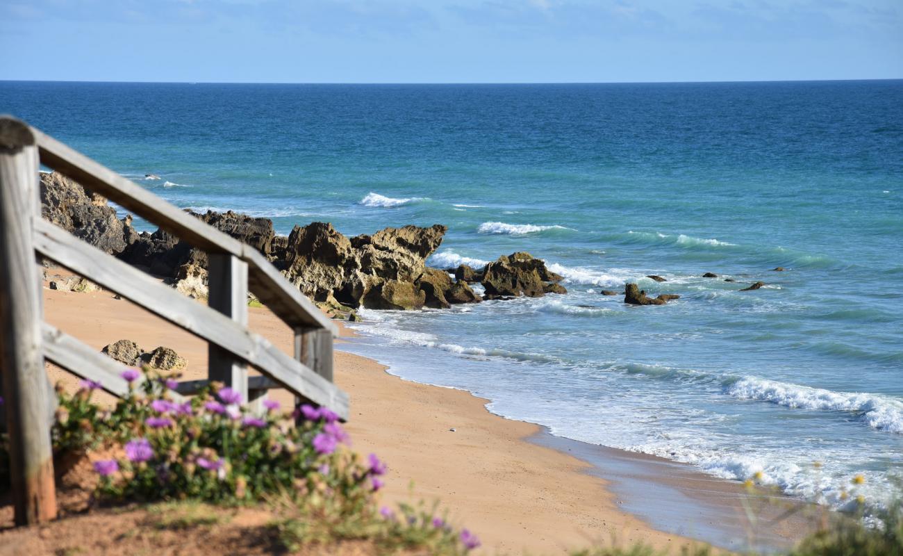 Photo de Plage de Roche avec sable lumineux de surface