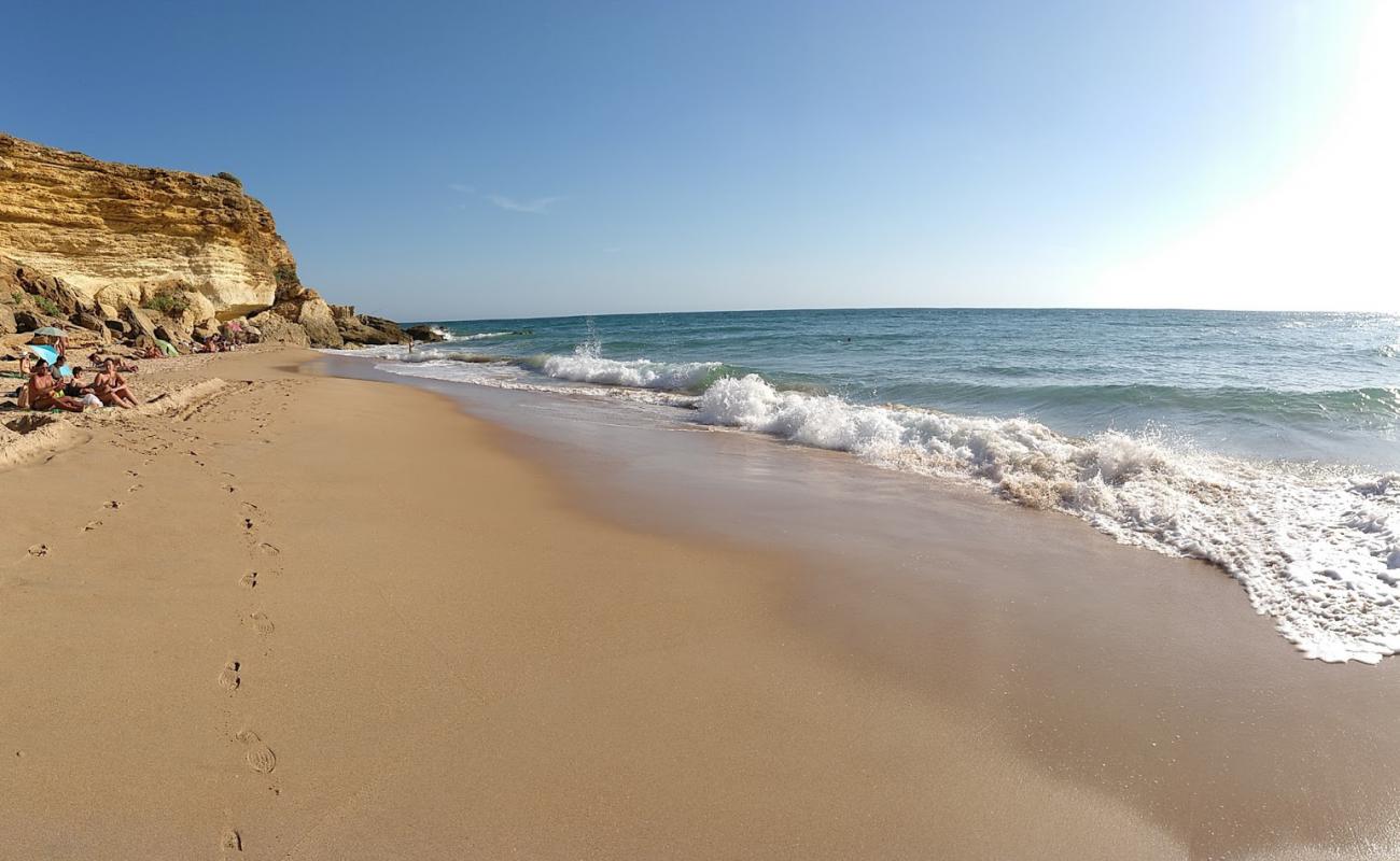 Photo de Cala del tio Juan Medina avec sable lumineux de surface