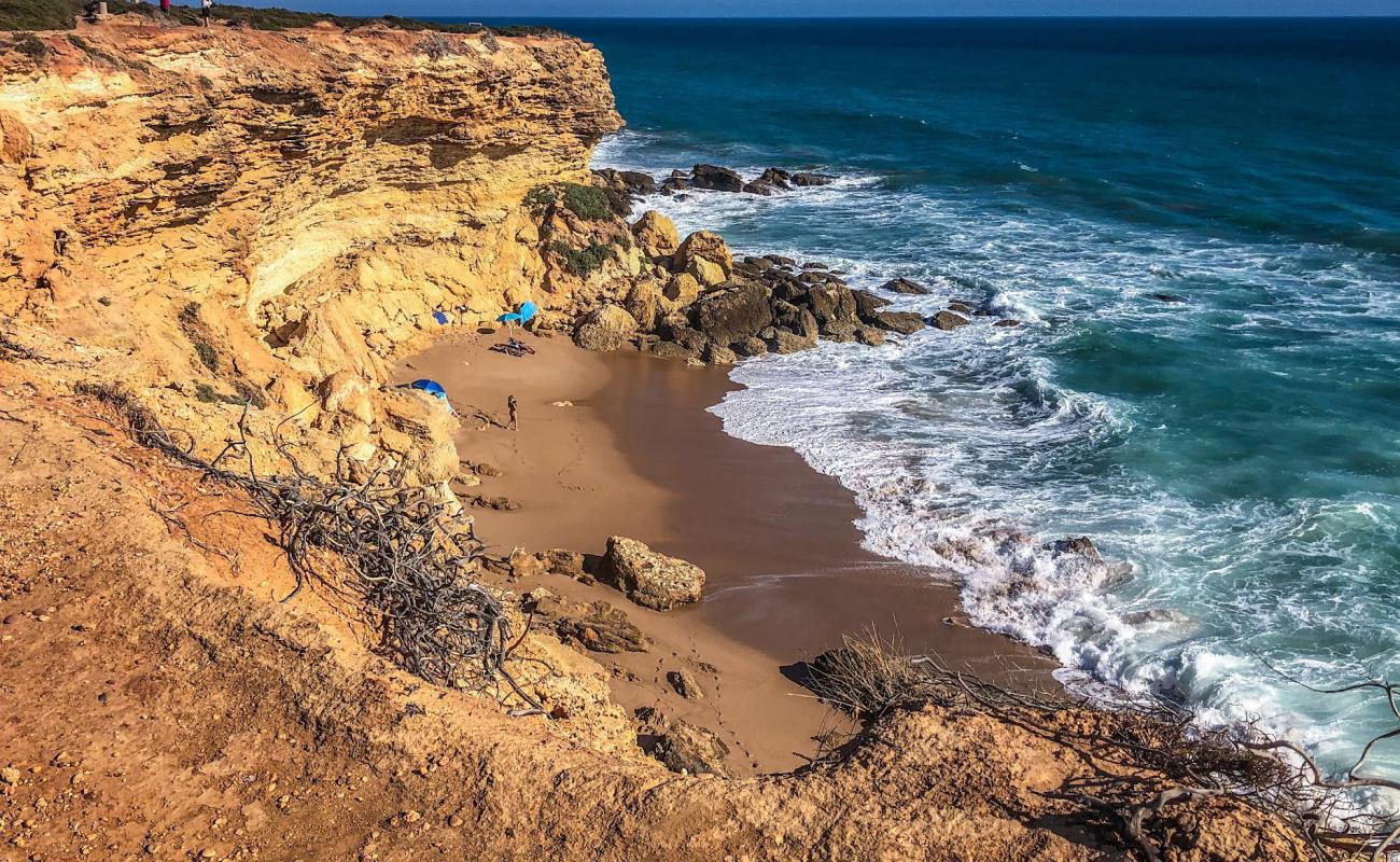 Photo de Cala del Faro avec sable brun de surface