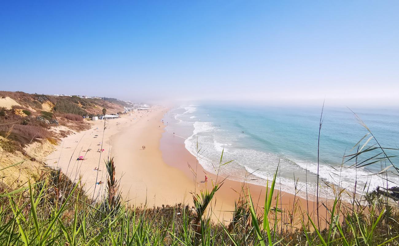 Photo de Playa La Fontanilla avec sable lumineux de surface