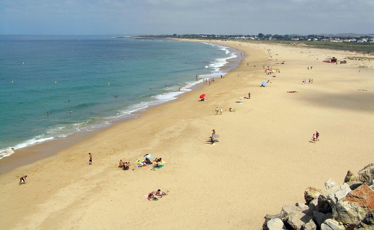 Photo de Playa Faro de Trafalgar avec sable fin et lumineux de surface